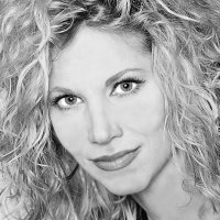 Suzette Andrea Meztelen