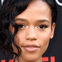 Taylor Russell Meztelen