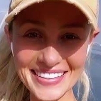 Tomi Lahren Meztelen
