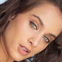 Uma Jolie Meztelen