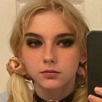 zoe Meztelen